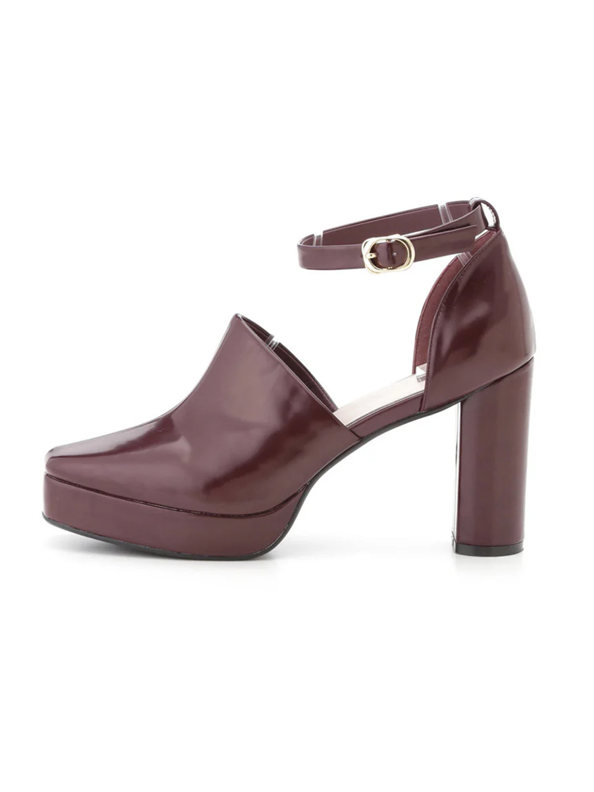 Round Closed Toe Ankle Strap Chunky High Heel Sandals - Image 3