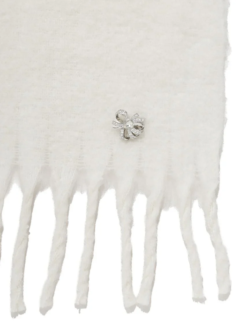 Scarf with brooch - Image 11