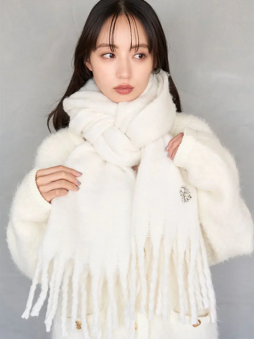 Scarf with brooch - Image 4