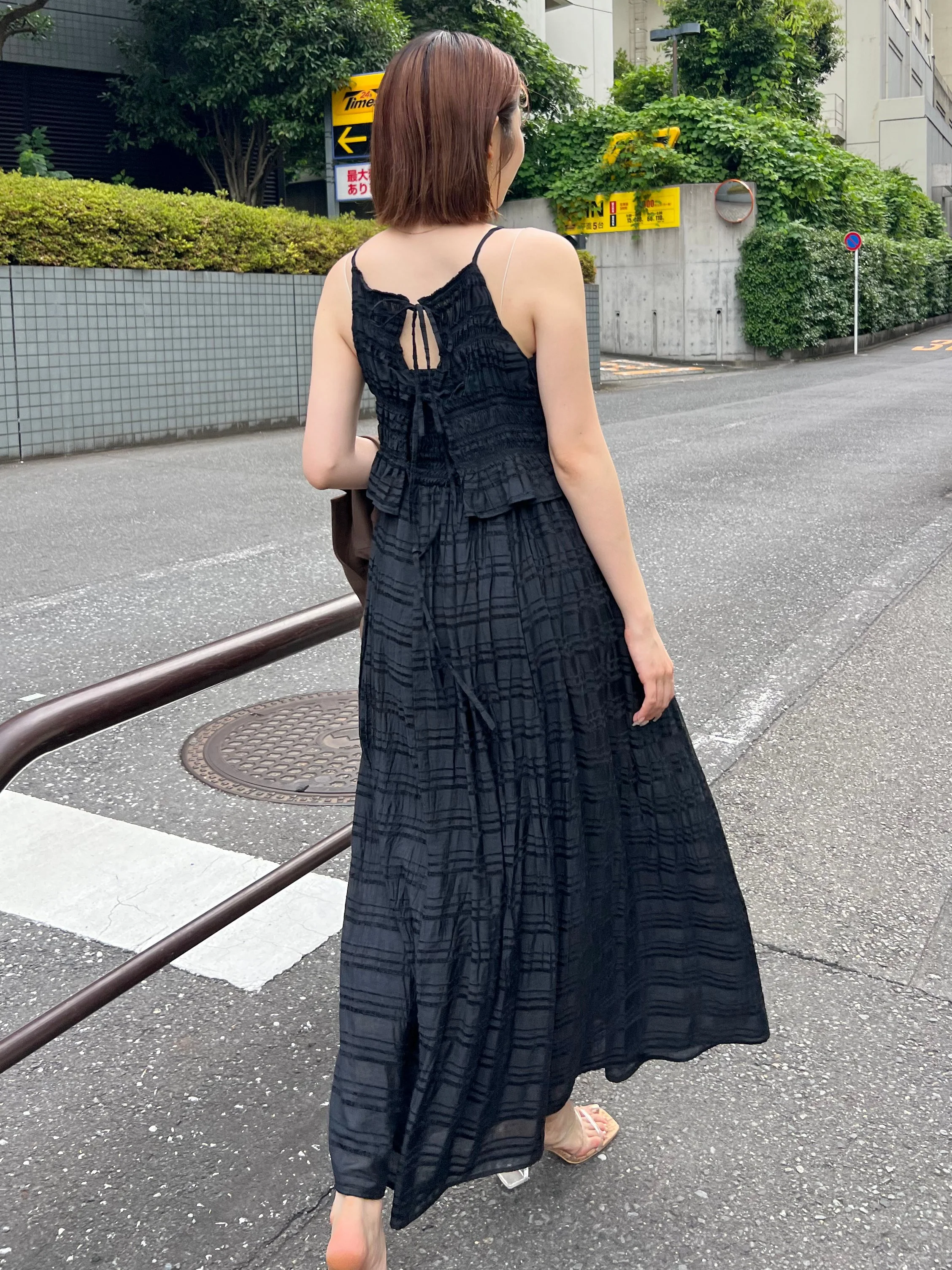 Dobby Sleeveless Pleated Dress - Image 10